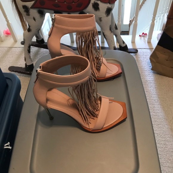 Alexander McQueen shoes size 38 pink with fringe.. from off 7th show NYC $1090 - Picture 3 of 10